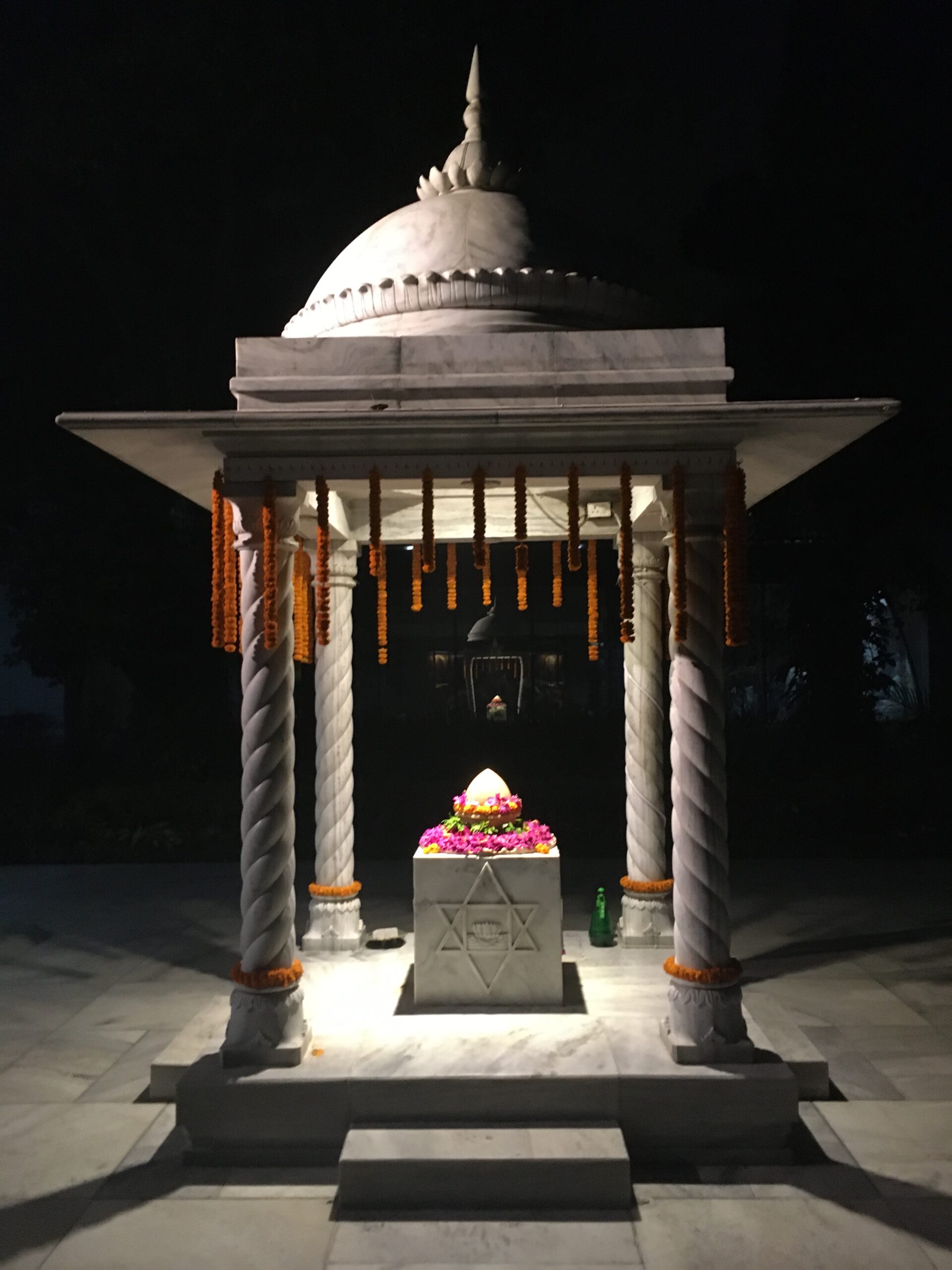 Samadhi de Sri Aurobindo en el Ashram de Nueva Delhi